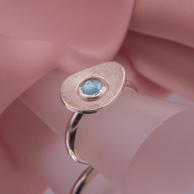 Preview: Nahaufnahme des Isola Silberrings auf einem Ringständer zur Veranschaulichung der Proportionen und Lichtreflexe der Diamantierung.